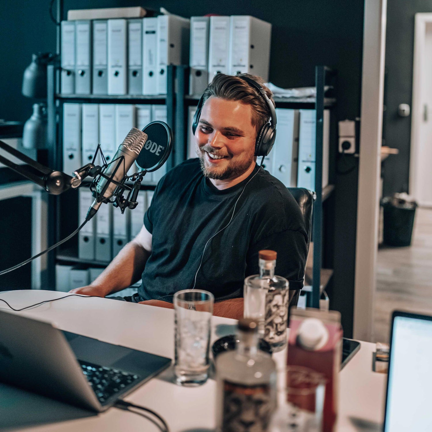 Leonhardt Korn Podcast Kornschnack Max Krause mit Mikrofon und Flasche